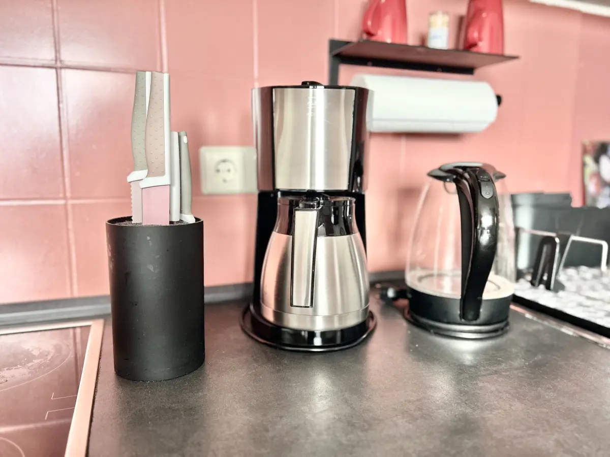 ferienwohnung-cottbus-red-apartment-kuechenzeile-kaffeemaschine