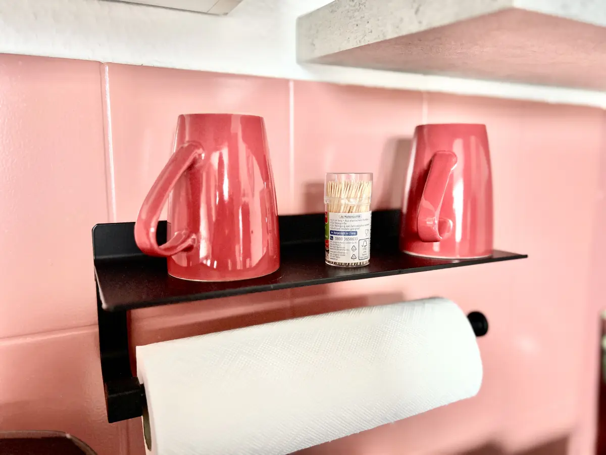 ferienwohnung-cottbus-red-apartment-kuechenzeile-tassen