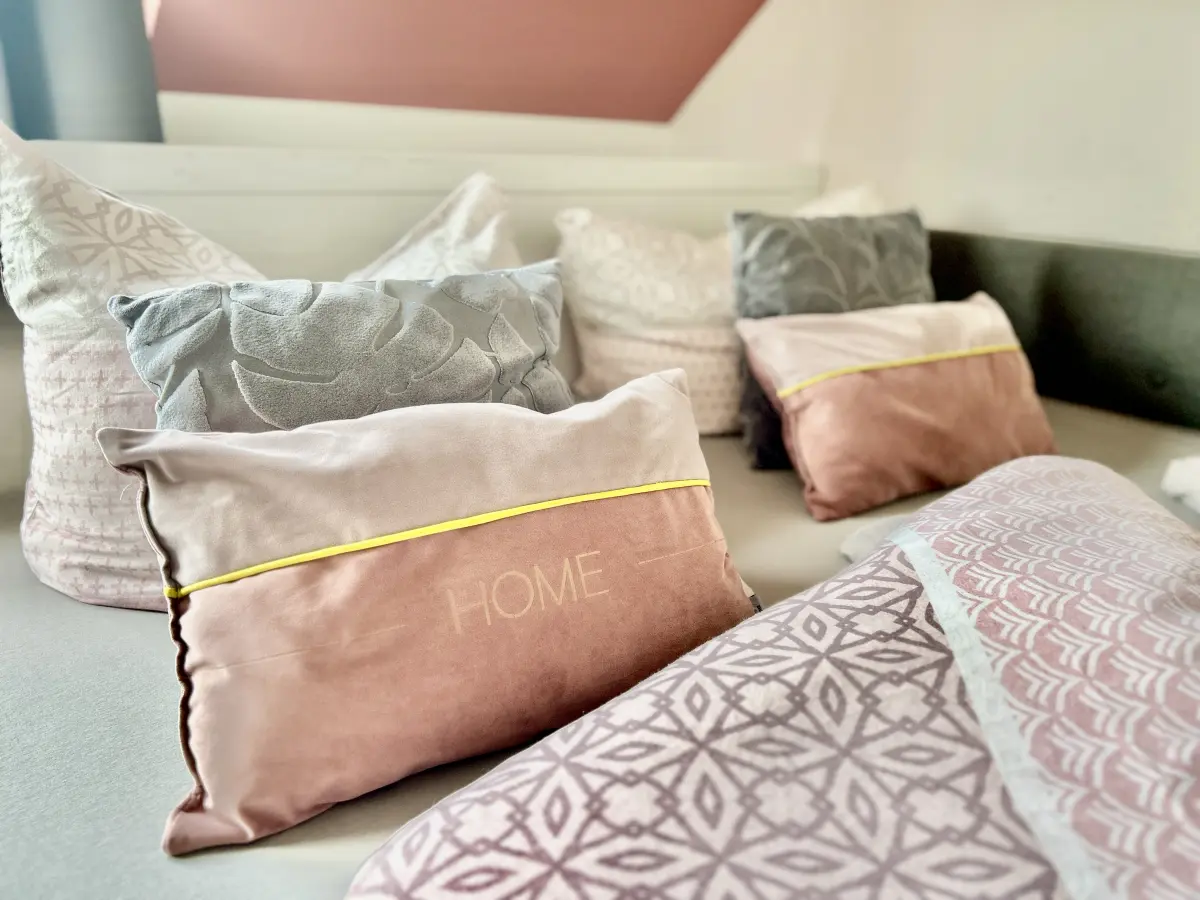 ferienwohnung-cottbus-red-apartment-wohnzimmer-bett-kopfkissen