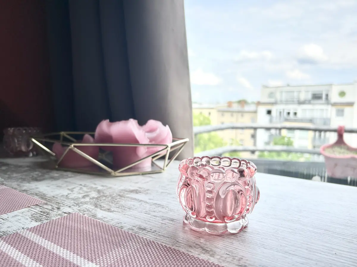 ferienwohnung-cottbus-red-apartment-wohnzimmer-dekoration