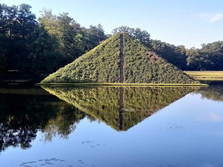 Seepyramide im Fürst-Pückler-Park Branitz in Cottbus